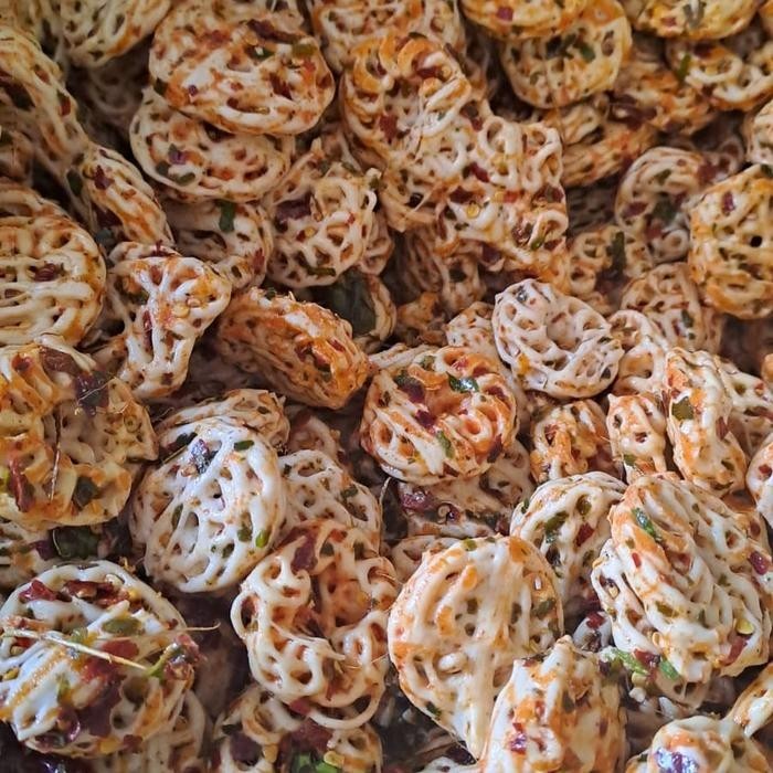 

DISKON UM(1) Seblak Kerupuk Rafael Virall 500gr Pedas Bawang Pedas Bawang Pedas Food Snack Kering
