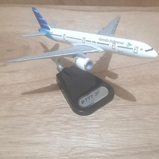 Miniatur Pesawat Garuda Indonesia B.777-300 18 Cm Scala 1:400