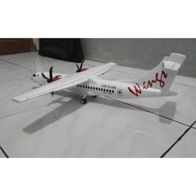 Miniatur Pesawat Atr72-600