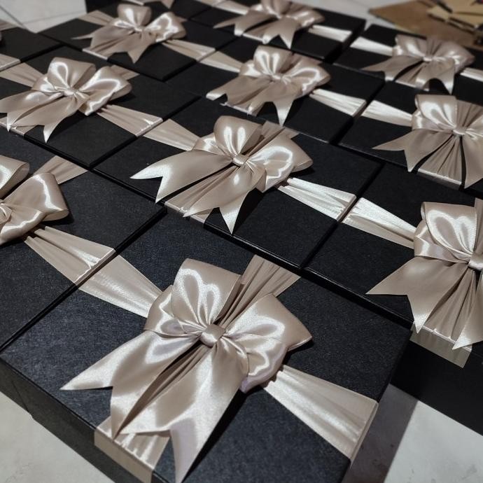 

BLACK HAMPERS BOX KOTAK KADO CUSTOM SIZE PxLxT HITAM PITA SILVER C murah