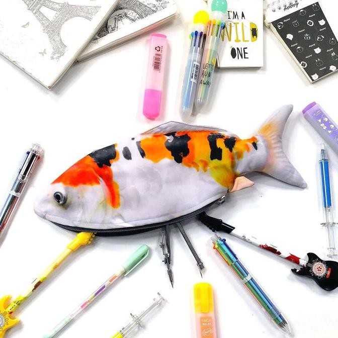 

Terbaru Tempat Pensil Ikan Koi Shrelo untuk Penggemar Ikan Hias Aquarium Kado Unik Kreasi Lokal Indonesia
