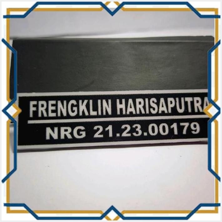 [ENK] NAME TAG GRAFIR UKIR LIS PUTIH TULISAN HITAM NAME TAG DADA NAME TAG MAGNET PAKU PENITY UKIR