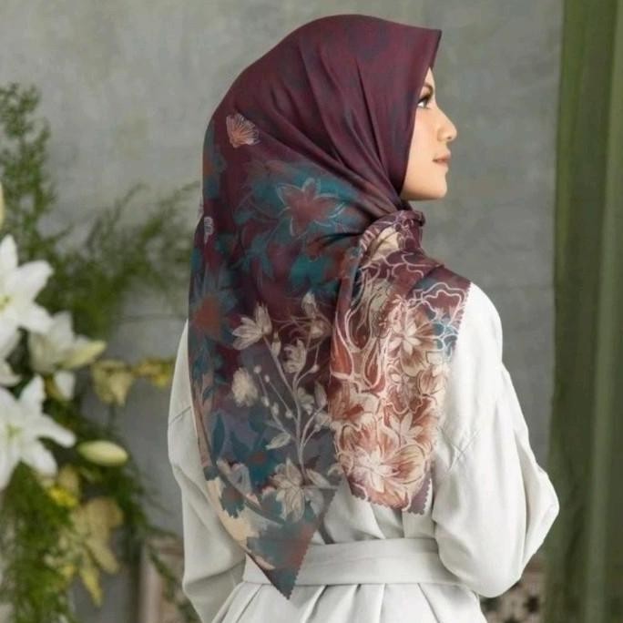 Diskon HIJAB SEGI EMPAT VOAL MOTIF BUNGA MAROON KOMBI EMERAL CREAM