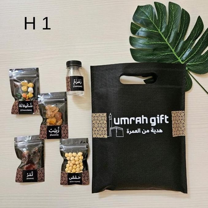

Souvenir paket oleh oleh haji umroh tas snack zam-zam kurma kacang arab kismis cokelat almond pistachio sajadah travel