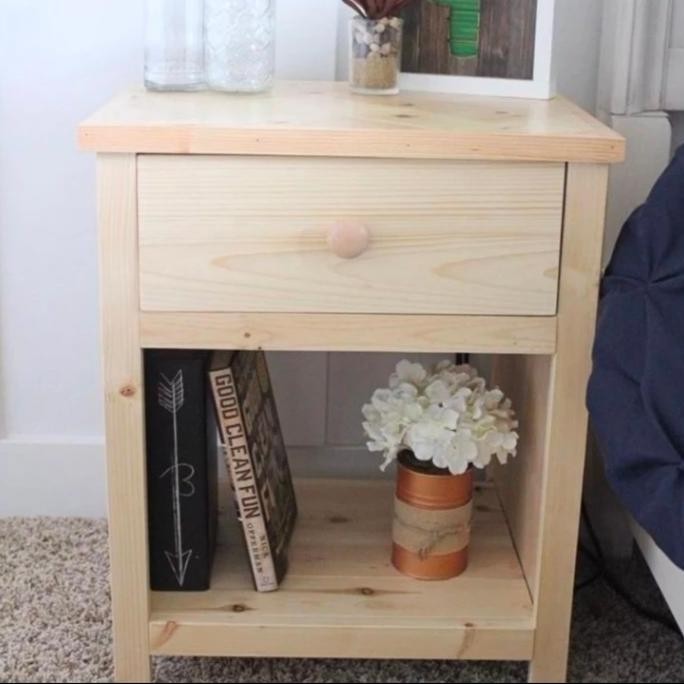 Meja Nakas Samping Tempat Tidur