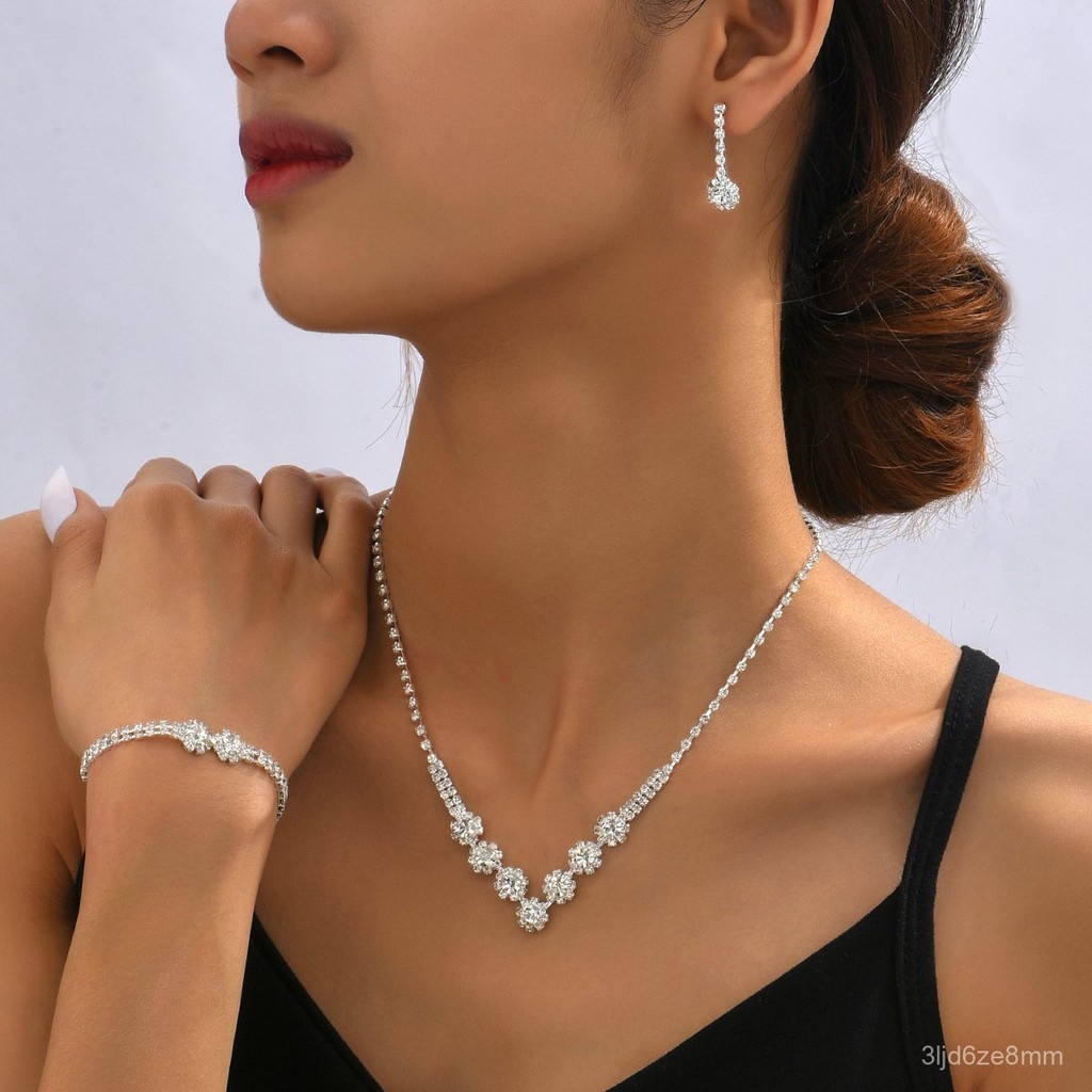 Perhiasan Set Kalung Daisy Kecil Wanita, Anting-Anting, dan Gelang Tiga Bagian untuk Pesta Malam Per