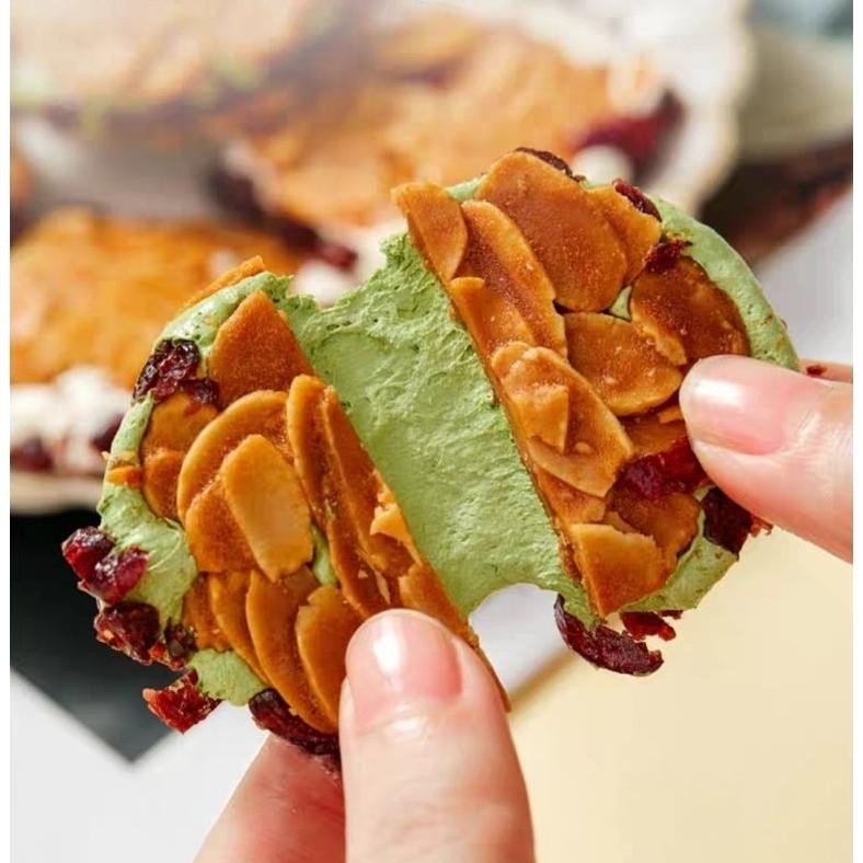 

CrispyAlmond Chips Milk Dan Matcha Nougat Cranberry Mix Premium Quality -SnackSehatAlmond Crispy Matcha Nougat DijaminHalal (Baru)