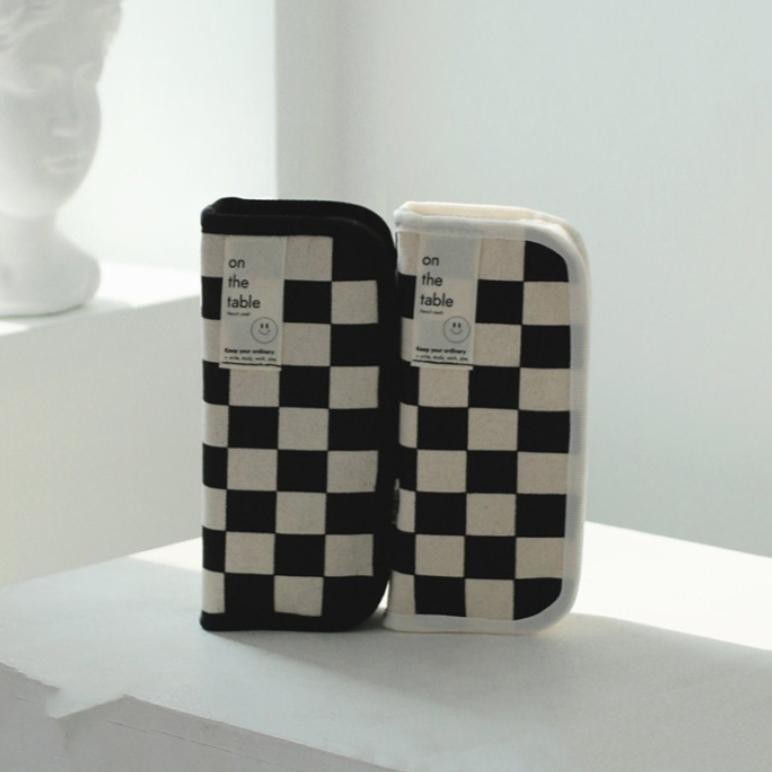 

[original] kotak pensil/tempat alat tulis jepang berkapasitas besar/kotak pensil kotak-kotak hitam putih berkapasitas besar [terlaris] [terbaik]