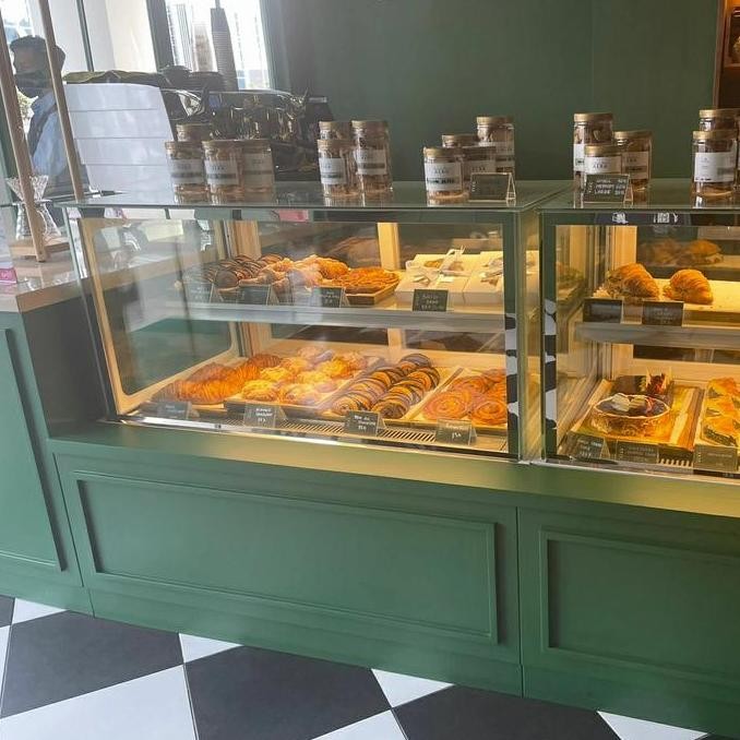 meja etalase kayu jati belanda warna putih kombinasi natural