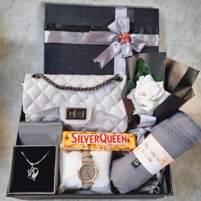 

Tersedia PREMIUM Kado Cewek Ulang Tahun / Hampers Tas Cewek