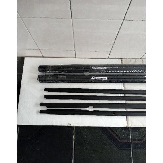 Karet Pelipit Kaca Luar Innova Lama 2004-2015 Original