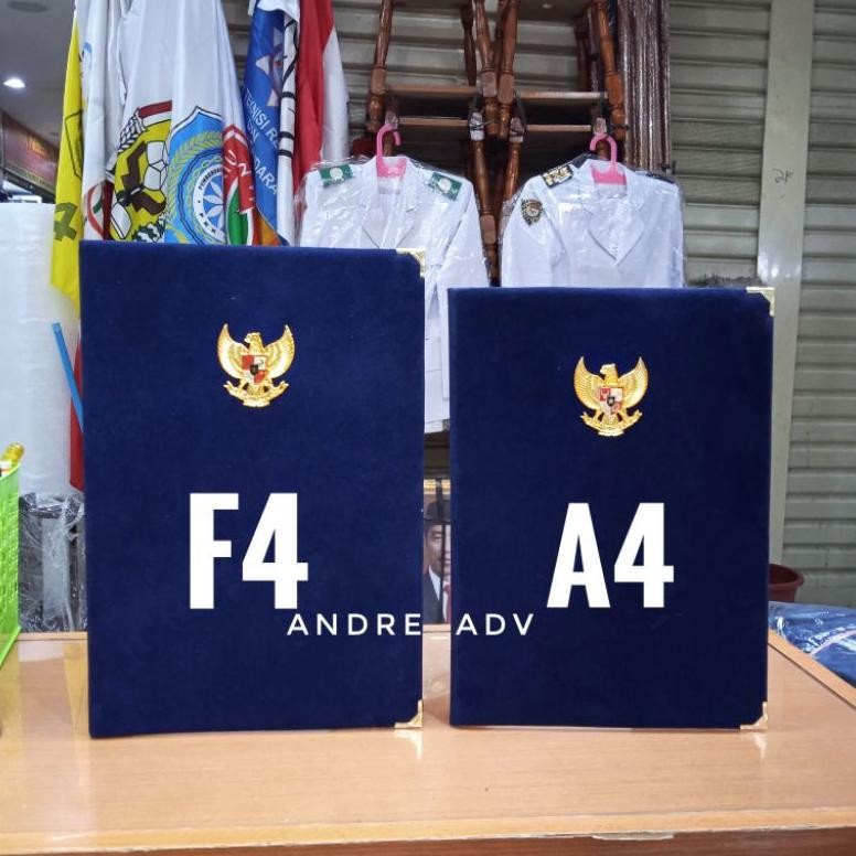 

Kolas Map Kantor Map Beludru Biru Dongker Garuda Timbul