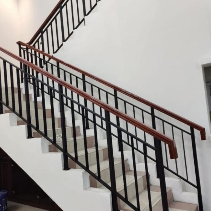 ralling tangga rumah balkon plus pegangan kayu