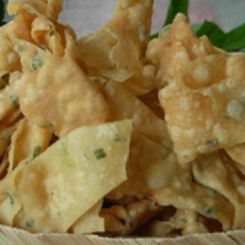 

Kripik Keripik Pangsit Kue Bawang Cemilan Gurih Asin Kemasan Ball