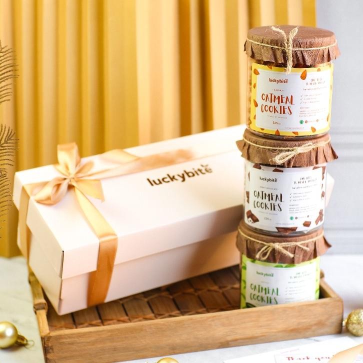 

It34 rwe-45 Hampers / Gift Box / Kado - Semi Hardbox - Oatmeal Cookies 3 Jar + FREE Greeting Card + Pita + Bubble Wrap | LUCKYBITE Hemat Premium