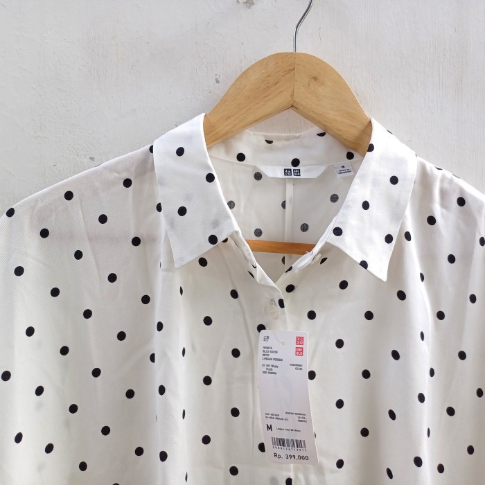 Paling Laris Uniqlo Kemeja Wanita Blus Rayon Polkadot Putih Baru Asli Original