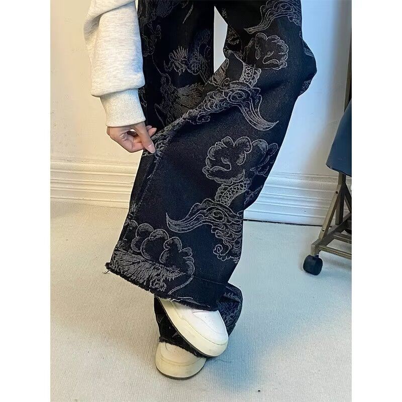 Celana Jeans Pria Gaya Cina Pinggang Tinggi dengan Bordir Naga dan Ujung yang Berkerut