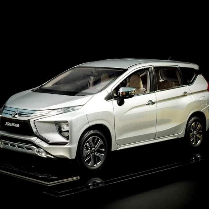 termurah diecast miniatur mobil mitsubishi xpander dealer box 1:18