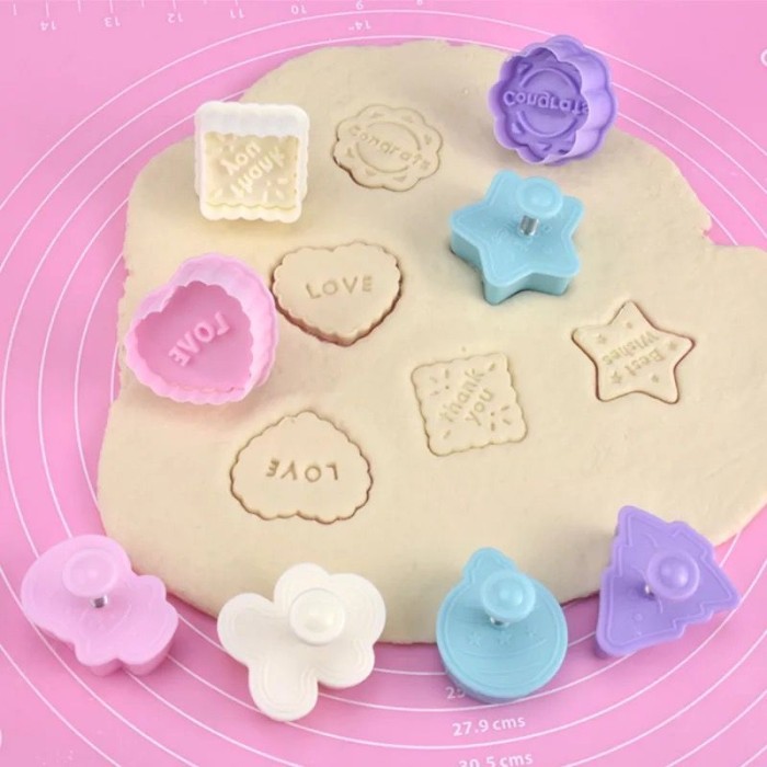 

READY CETAKAN KUE 3D ISI 4 PER SET COOKIE CUTTER NATAL EASTER BABY FRUIT CAR