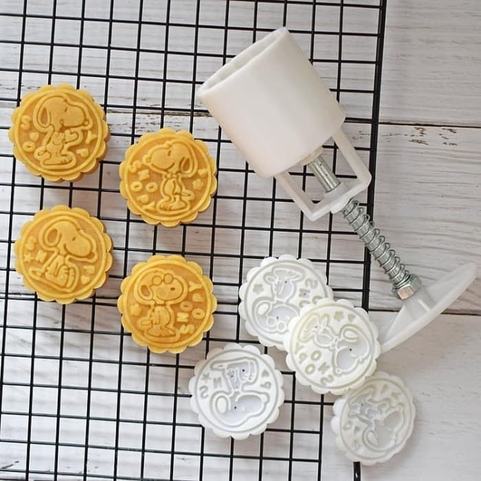 

TERLARIS CETAKAN KUE BULAN 75GR MOON CAKE PRESS MOONCAKE 75 GRAM SNOPPY