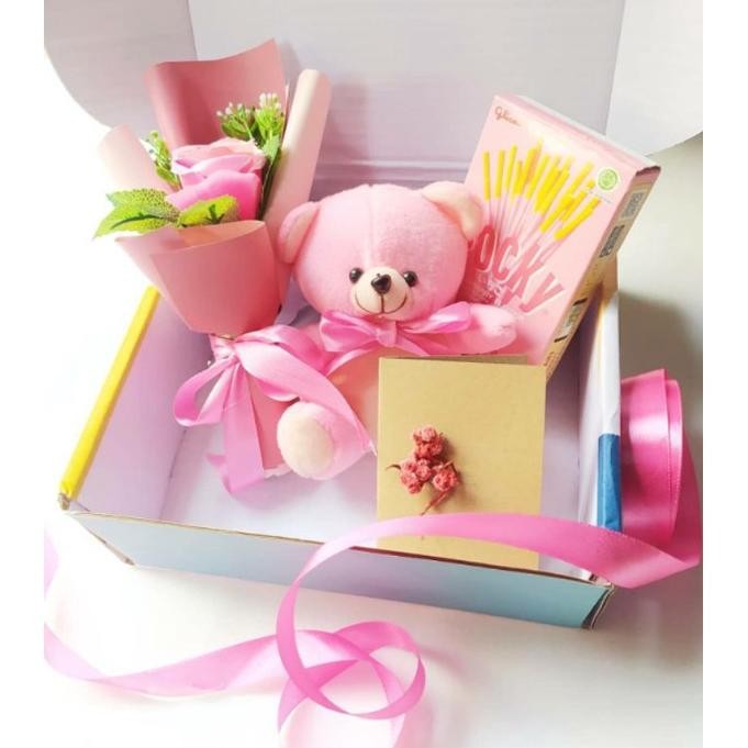 

PROMO (S) SNACK BOX PINK BUNGA Kado Ulang Tahun/ Kado Wisuda/ Kado Anniversary / Paket PINK / sahabat / wisuda sidang y-4