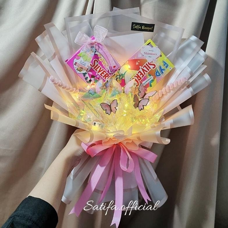 

PROMO (READY STOCK) Bouquet Coklat Silverqueen Bear Ada Lampu Bisa nyala 3 model kelap-kelip Edisi Valentine 2024 / Bucket Butterfly Hadiah Pacar Beruang / Buket Kupu Kupu Lampu LED Boneka Beruang Um57