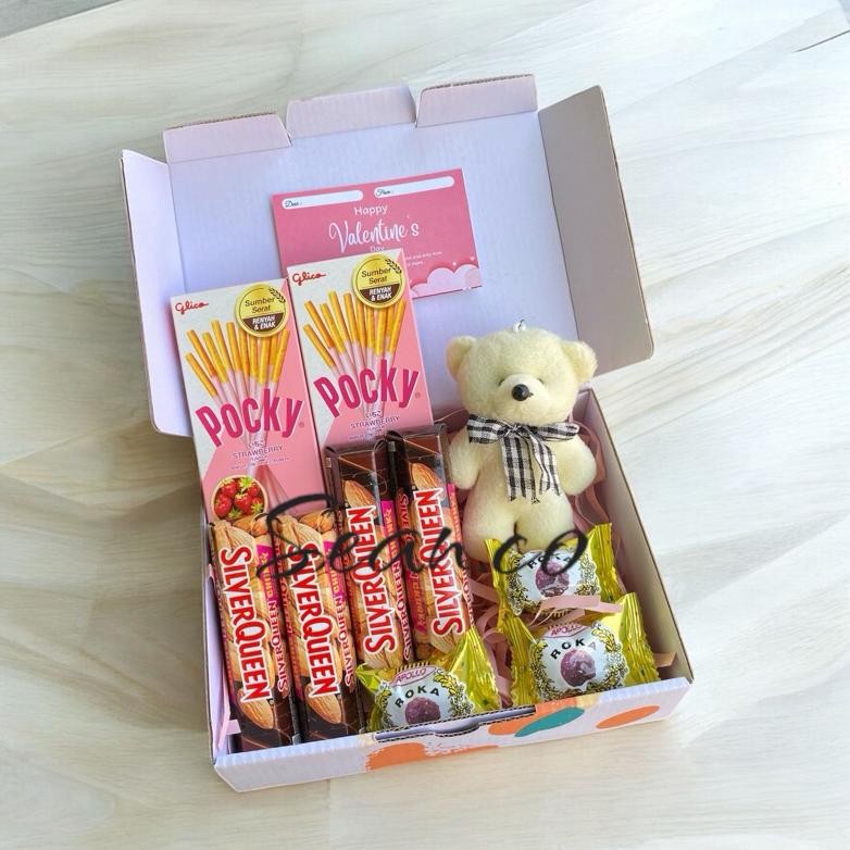 

PROMO HAMPERS VALENTINE COKLAT SILVERQUEEN BONEKA ROKA POCKY PAKET HADIAH KADO VALENTINE kado coklat ulang tahun box boneka jg-56