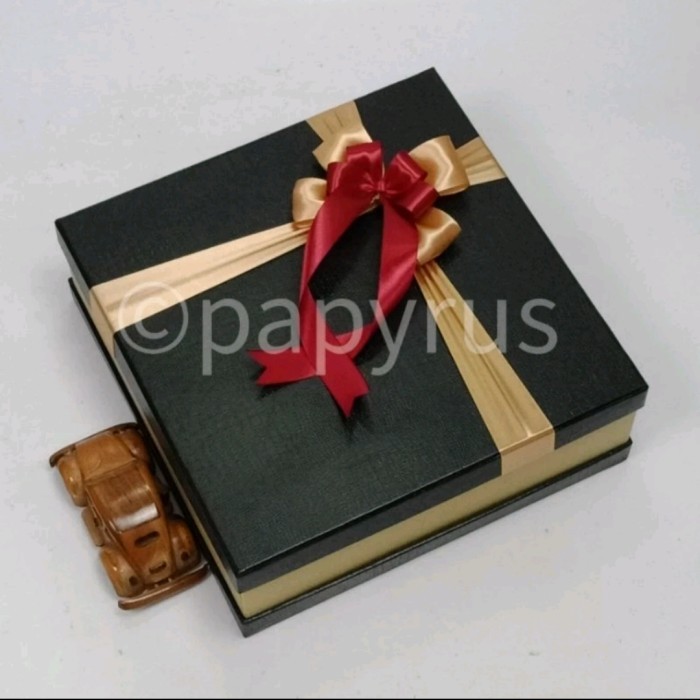 

Papyrus Sandwich 30X30 Tinggi 10Cm Kotak Kado Gift Box Hadiah