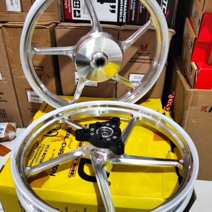 

VELGRECINGAK55AEROX155OLD/AEROXNEWUK160/185-17 SILVER