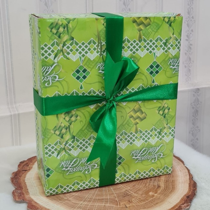

Hampers Lebaran Kue Nastar Sajadah Tasbih Idul Fitri