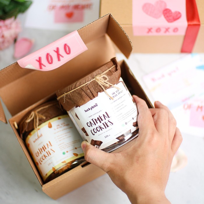 

VALENTINE HAMPERS - OATMEAL COOKIES 2 JAR + FREE GREETING CARD + PITA