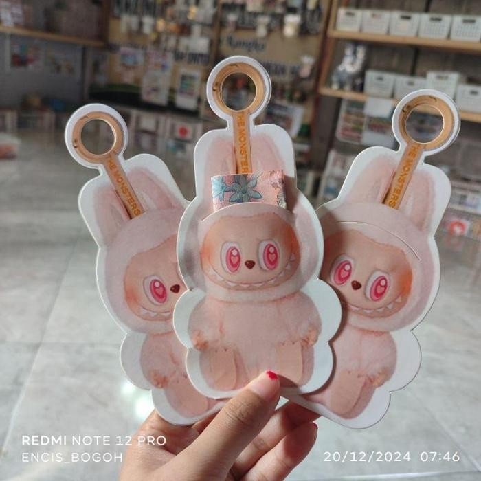 

Grosir Ready Stok 50 pcs AMPLOP LEBARAN 3D MOTIF LABUBU BOLAK BALIK amplop lucu amplop unik amplop labubu 3d ampau - 50 pcs labubu 3d Isi 10 Keren