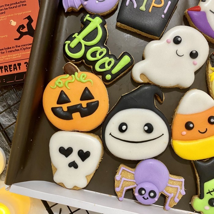 

1 BOX ISI 12 BUTTER COOKIES ICING KUKIS HIAS HALLOWEEN CHARACTER MIX