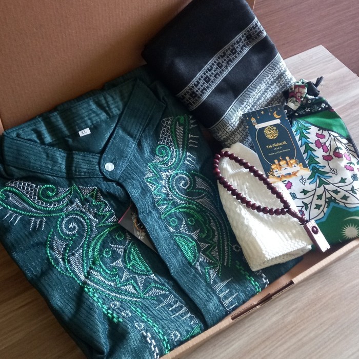 

HAMPERS BAJU KOKO SARUNG TENUN PAKET JUM'ATAN HADIAH LEBARAN IDULFITRI