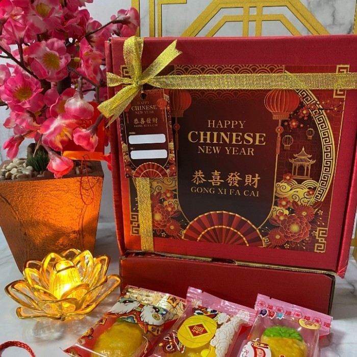 

Hampers Imlek Nastar Taiwan Premium Pineapple Cake isi 12 pcs.