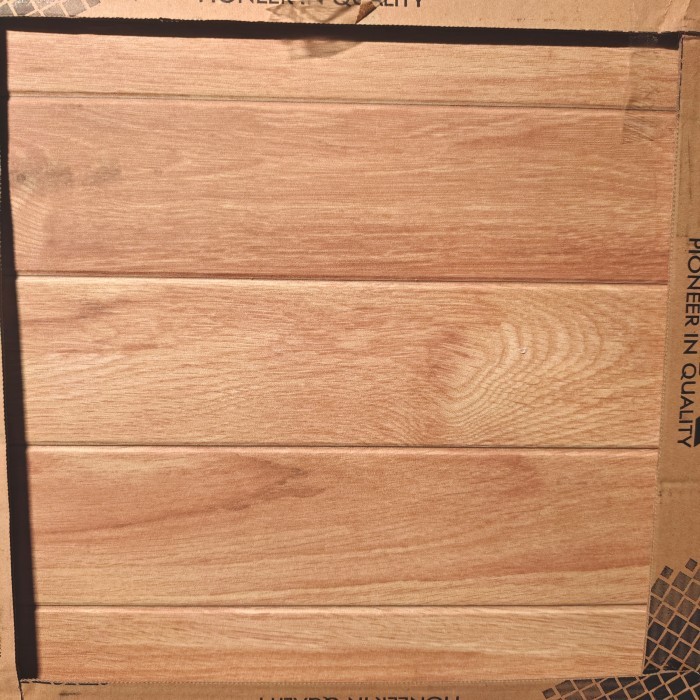 

BERGARANSI KERAMIK 50X50 PARKIT KAYU / URAT KAYU