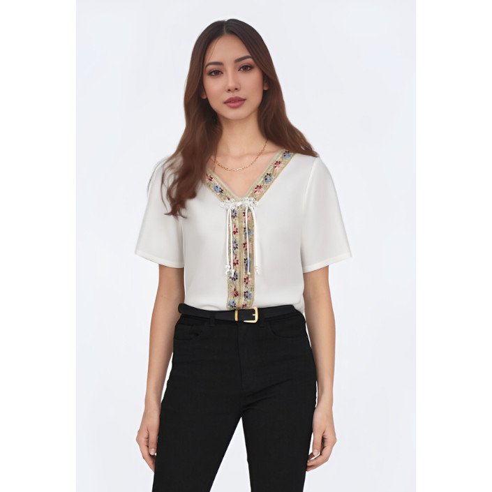 Blouse Putih Lengan Pendek Kerah V dengan Hiasan Bordir Elegan