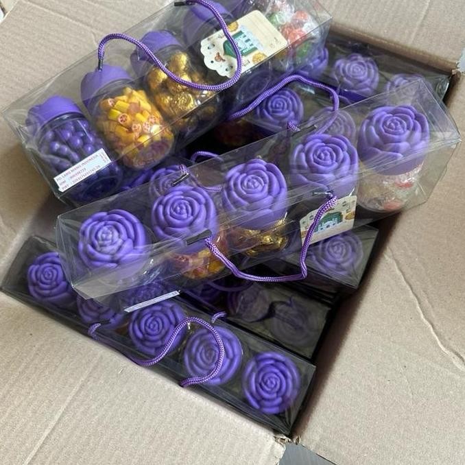 

Sale ( Jordi X Dutasnack.Id) 1 Tenteng Hampers Coklat Mawar Ungu Isi 5 Toples