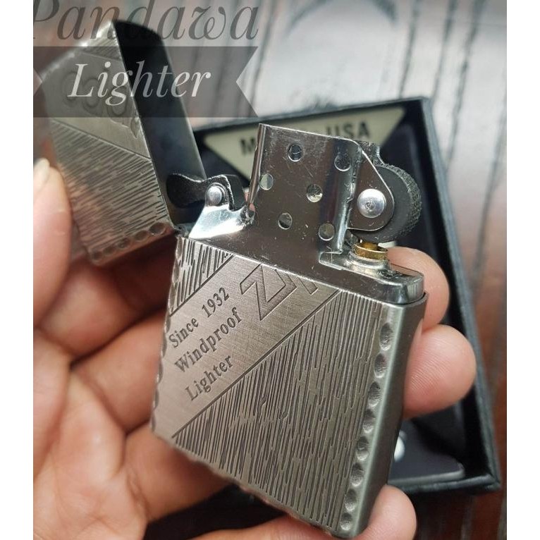 Targer19 / BISA COD - (FRER BOX) KOREK API ZIPPO PREMIUM MOTIF TULISAN ZIPPO UKIR TIMBUL GRAFIR MADE