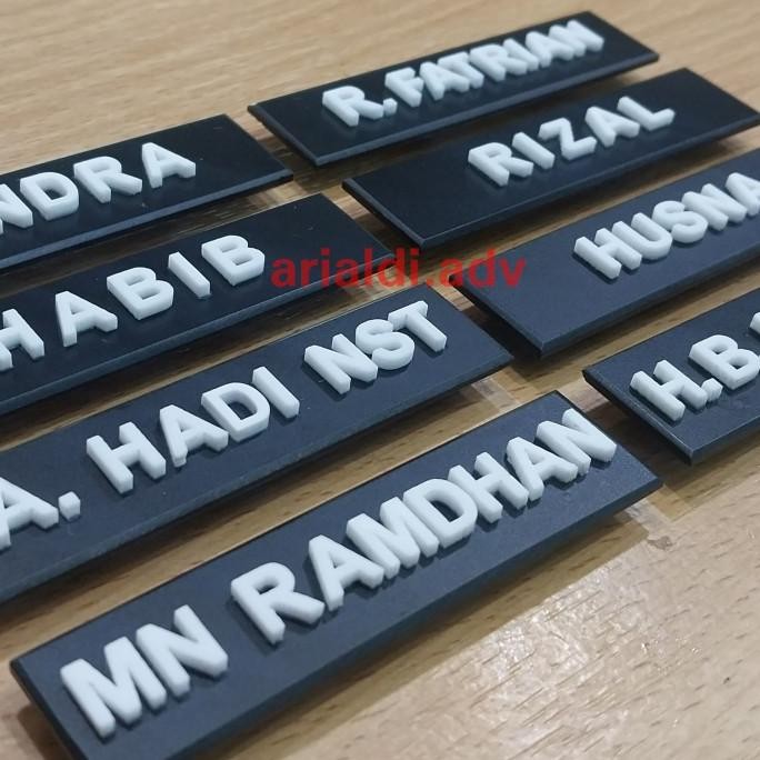

ready !!! papan nama dada timbul hitam doff full 28 cm magnet