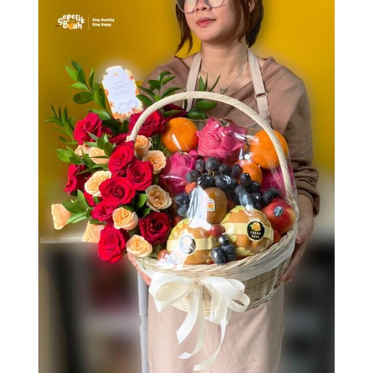 

Murah Sepetikbuah - Freshly Fruits Hampers With Red And Peach Roses | Hampers Buah Segar Dengan Mawar Merah Dan Salem