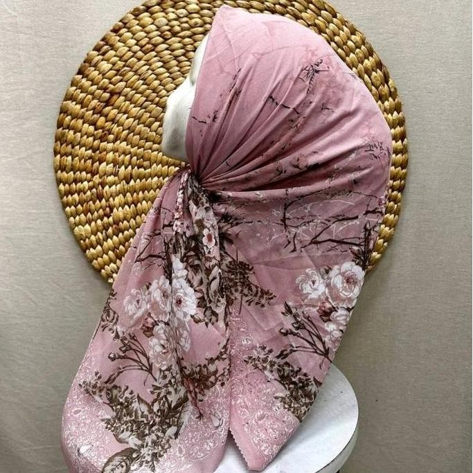 Diskon HIJAB SEGI EMPAT VOAL MOTIF BUNGA PINK MUDA KOMBI PUTIH