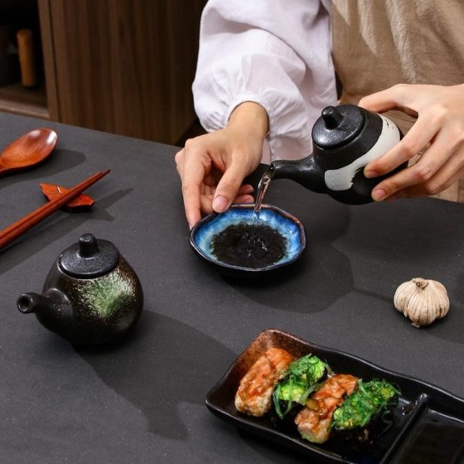 

STOK TERBATAS YUI JAPANESE SAUCE JAR / POT BOTOL TEMPAT SAUS KECAP CUKA OIL KERAMIK