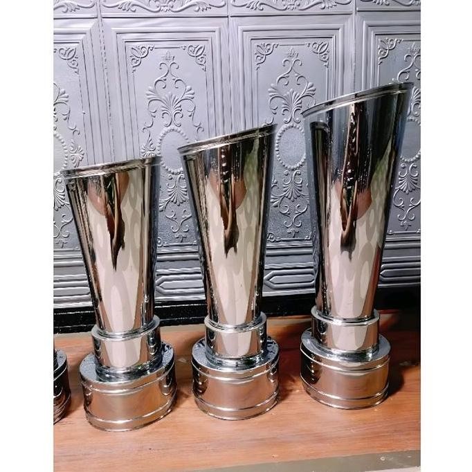 

Piala Sepak bola Piala Bulu Tangkis Piala Voli Piala Tenis / piala trophy GS