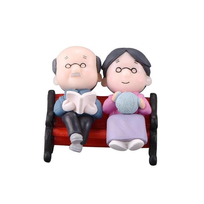 Boneka Miniatur Kakek Nenek Duduk Bangku Dekorasi Cake Topper Murah Termurah
