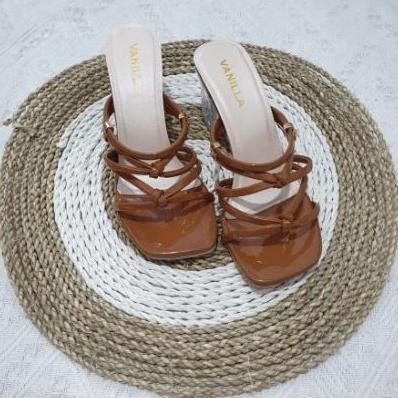 sandal hak kaca tahu pum