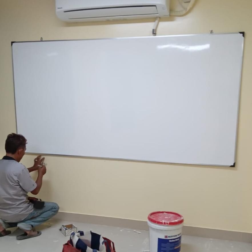 

READYYY WHITEBOARD HPL TIDAK BERBEKAS 120 X 180CM NONMAGNET