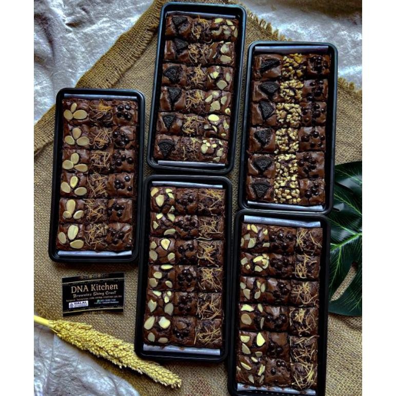 

FUDGY BROWNIES PANGGANG BROWNIS BRONIS FUDGY FUDGE COKLAT LEMBUT PANGGANG 20x10 ISI 18pcs nUg