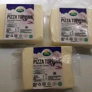 

Keju Arla Pizza Topping Mozzarella block 250Gr -BEST PRICE & BEST SELLER- nUg