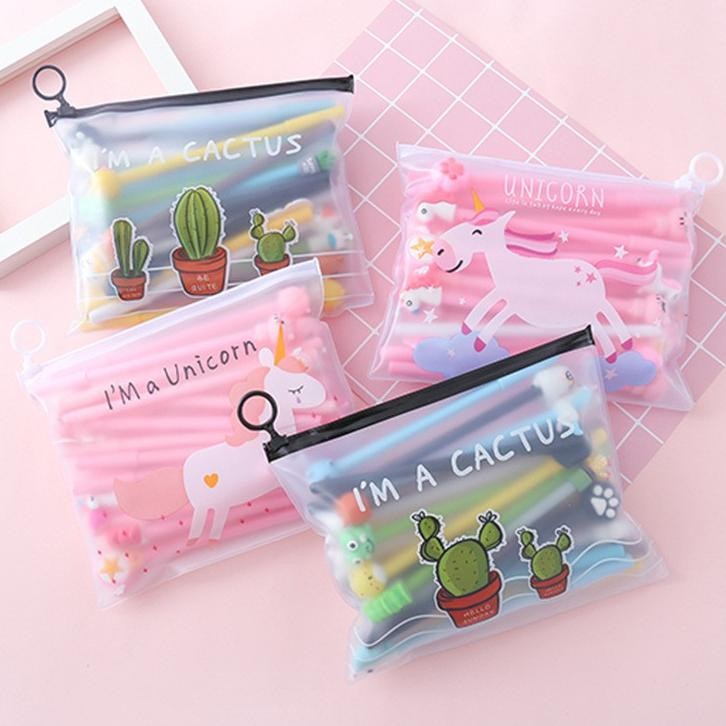 

Satisfaction Hl0078 Pena Karakter Set Pouch Isi 20 Pcs Tempat Pensil Transparan Zipper Bag